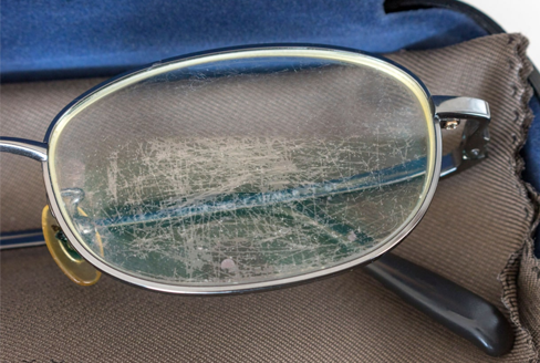 Gözlük camındaki çizikler giderilebilir mi?