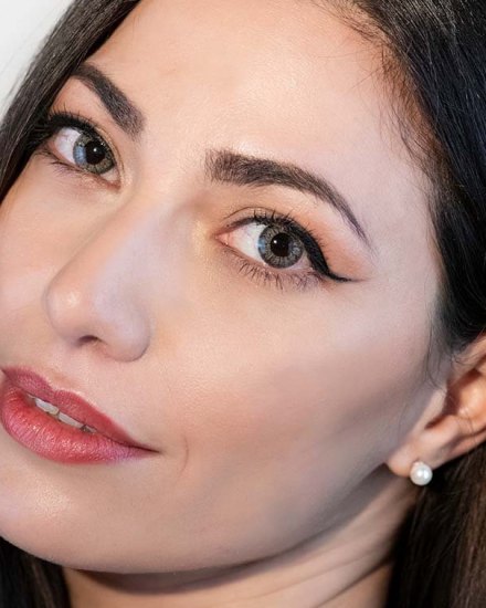 Adore Crystal Light Grey renkli lens takılı göz