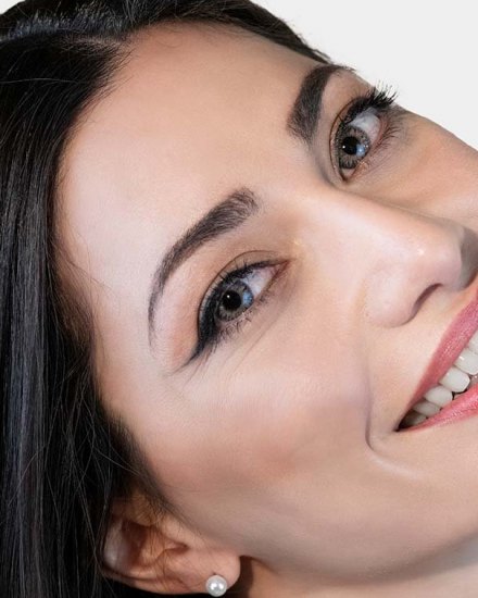 Adore Crystal White renkli lens takılı göz