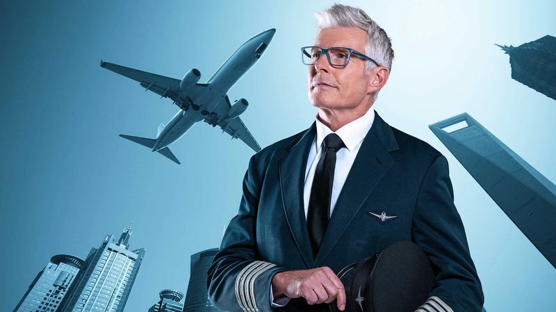 Uçak önünde duran gözlüklü pilot
