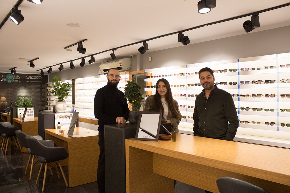 Beş Optik Karşıyaka ekibi - optisyen kadrosu mağaza içinde