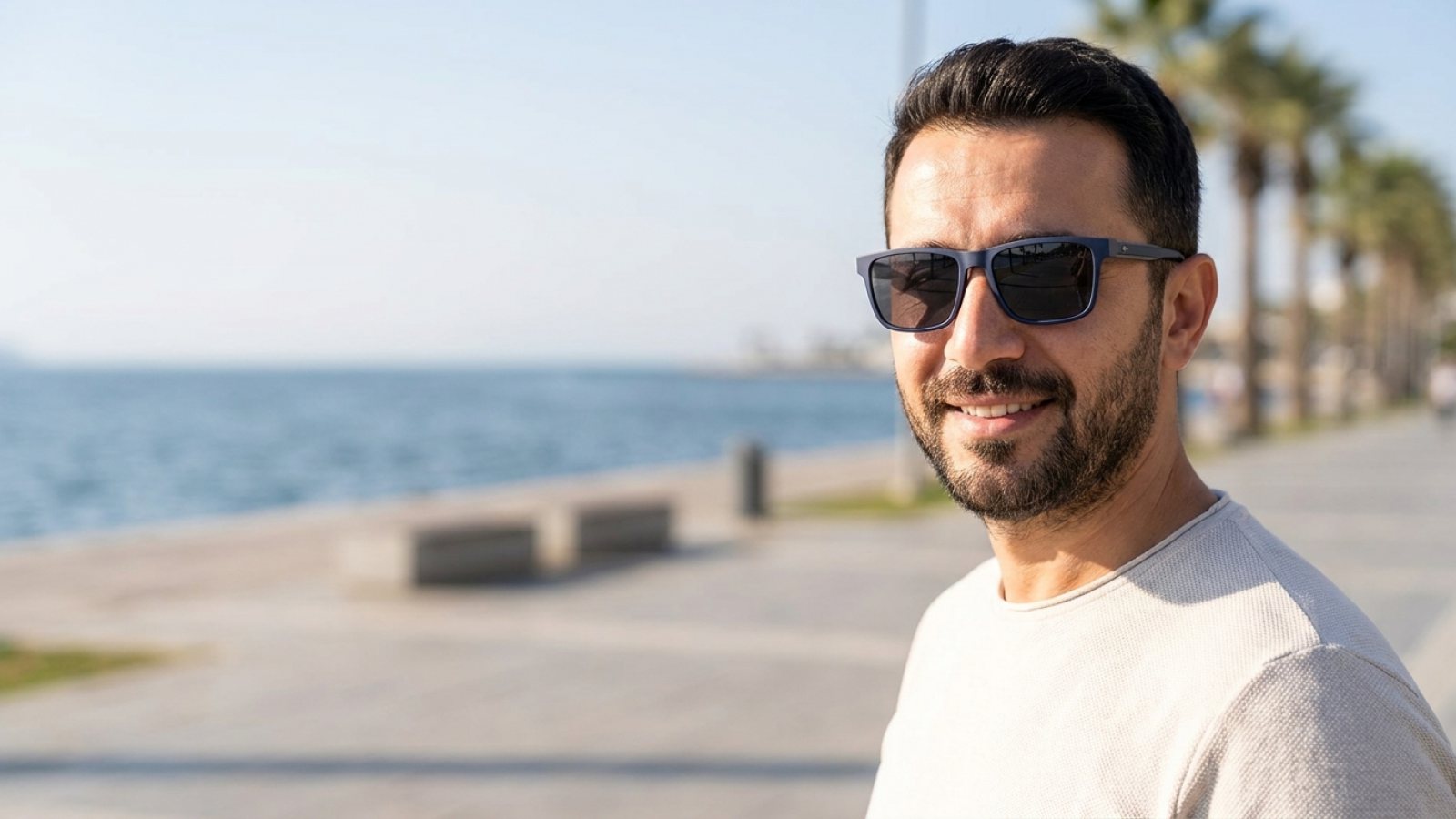 Mıknatıslı güneş klipsi takılı lacivert optik gözlük kullanan adam, İzmir Kordon