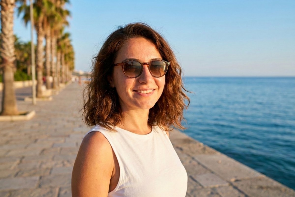 Sahil yolunda Mustang MU2579 havana yuvarlak güneş gözlüğü takan kadın