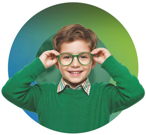 Yeşil çerçeveli gözlüğünü tutan gülümseyen çocuk