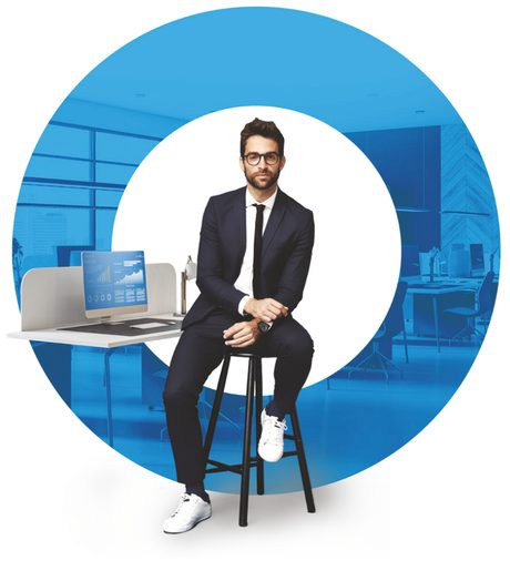 Ofis sandalyesinde oturan gözlüklü adam
