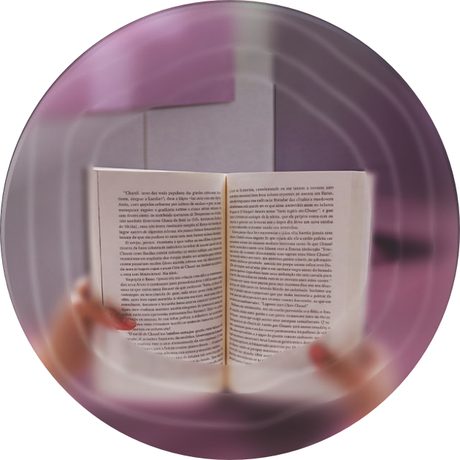 Standart tek odaklı camda kenarlara doğru bulanıklaşan kitap sayfası