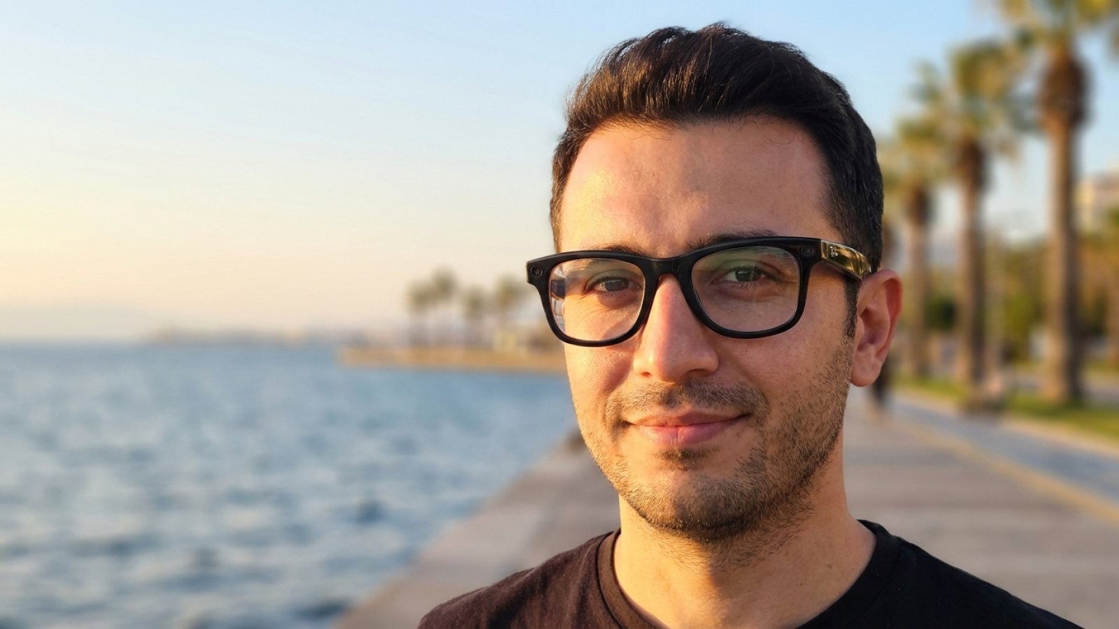 Şeffaf numaralı cam takılmış Ray-Ban Meta Wayfarer akıllı gözlük, İzmir Kordon