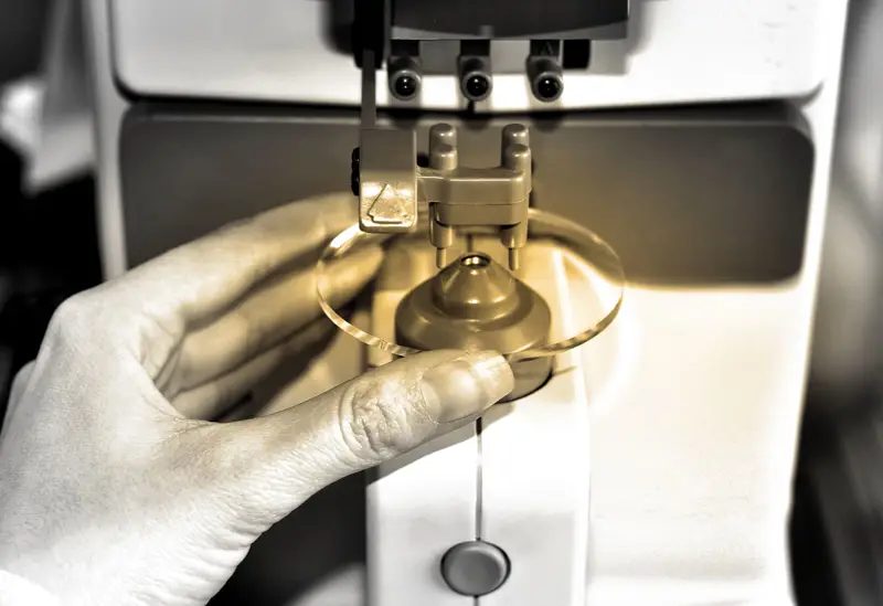 Laboratuvarda çerçeveye takılmak üzere işlenen gözlük camı