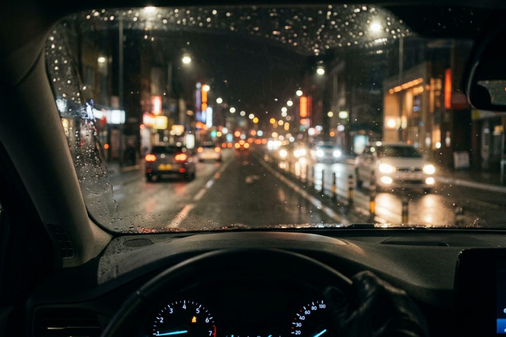 Gece araç kullanırken far parlamasını azaltan sürücü camı